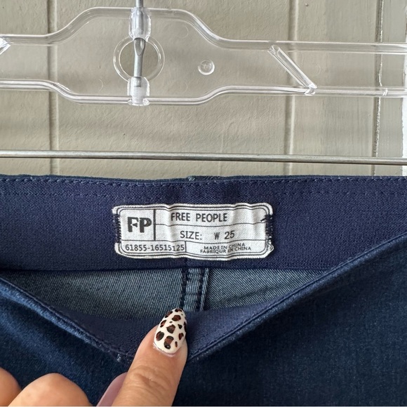 We The Free Penny Pull On Flare Leg Stretch Waist Denim Jeans Size 25 Boho 70's - Picture 7 of 10